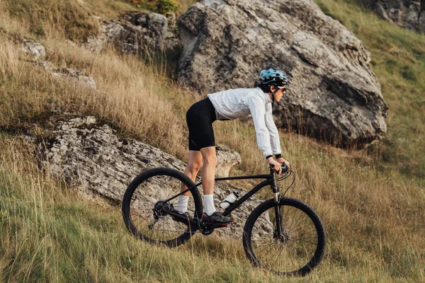 Professional Cyclist Descend Hill Bicycle Sportsman Wearing Helmet — Foto de Stock