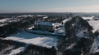 Sunny Winter Day, Pidhirtsi Sarayı 'ndaki Tarihi Kale' de Hava Görüntüleme Uçuşu