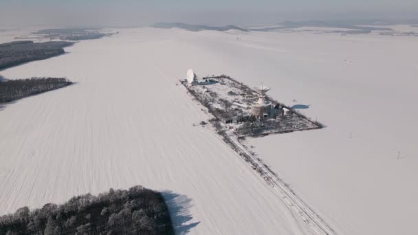 Воздушный Обзор Космической Станции Связи Покрытом Снегом Поле Солнечный Зимний — стоковое видео