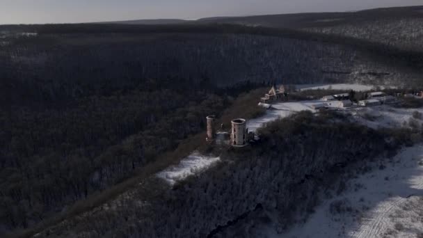 Ruinen Der Mittelalterlichen Burg Mit Zwei Türmen Aus Der Luft — Stockvideo