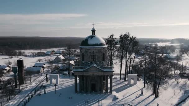 冬日阳光下古老历史教堂的空中景观 — 图库视频影像