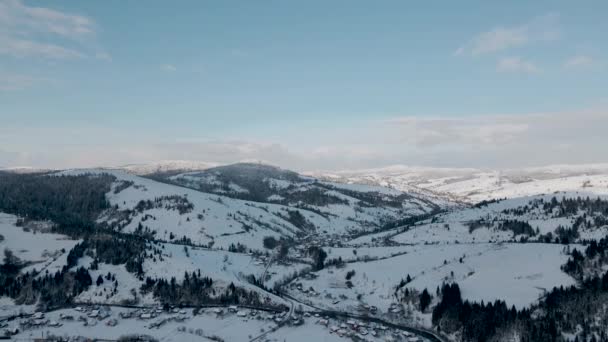 Luftaufnahme Der Verschneiten Karpaten Der Ukraine Mit Einer Drohne — Stockvideo