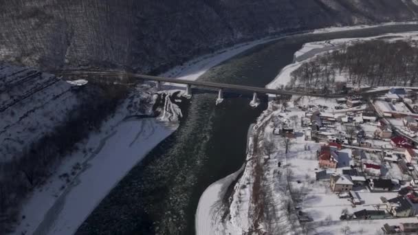 冬日空中无人机视野下的结冰峡谷与大桥 — 图库视频影像