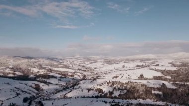 Ukrayna 'daki Karlı Karpatlar' ın Hava Aracı Görünümü