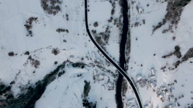 Karpatya Dağları 'ndaki Karlı Köy ve Donmuş Nehir' in Hava Görüntüsü, Kış Yolculuğu