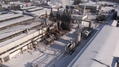 Drone Endüstriyel Alanın Üzerinde Uçuyor, Fabrikaya Yakın, Pipes 'ten Duman Uçarken, Hava 4k Görüntüleri