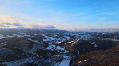Ukrayna 'daki Karlı Karpatlar' ın Hava Aracı Görünümü