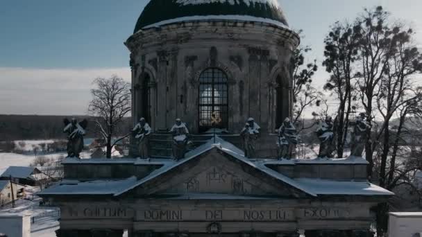 Luchtfoto Van Historische Oude Kerk Zonnige Winterdag — Stockvideo