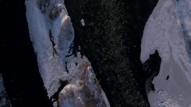Yukarıdan Aşağı Yaklaş Donmuş Nehirde Hava Aracı Görüntüsü, Yüzen Buz