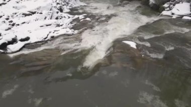 Şelaleye ve Donmuş Nehre Havadan Bakış