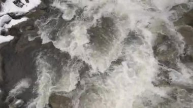 Şelaleye ve Donmuş Nehre Havadan Bakış