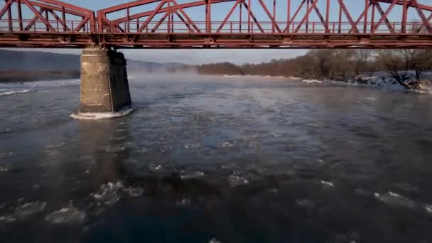 Дрони Shot Flies Forward Frozen River Red Steel Bridge Aerial — стокове відео