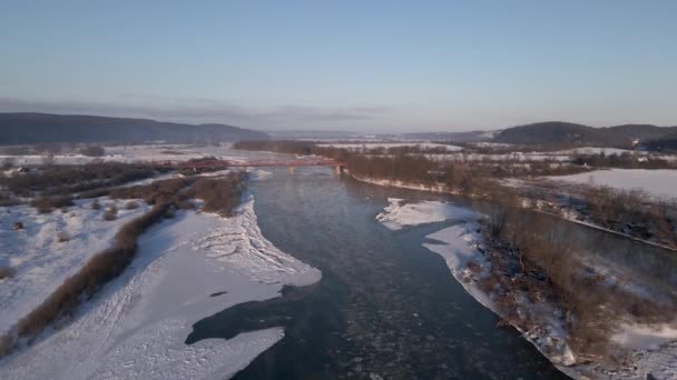 Рано Вранці Повітряний Вид Замерзлу Річку Мальовничий Пейзаж Сонячний Зимовий — стокове відео