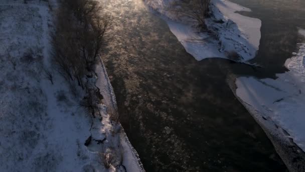 Vedere Aeriană Dimineața Devreme Râul Înghețat Peisaj Scenic Ziua Însorită — Videoclip de stoc