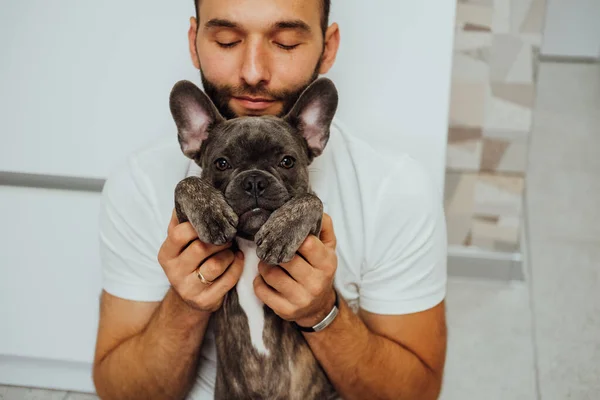 Happy Caucasian Man Hugging His Lovely Pet Small French Bulldog — 스톡 사진