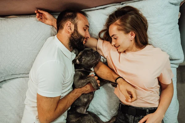 Счастливая Пара Мужчина Женщина Лежат Кровати Своей Собакой Французский Бульдог — стоковое фото