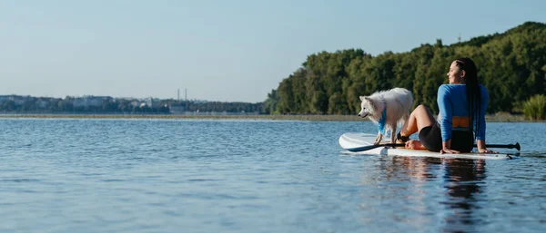 Young Woman Relaxing City Lake While Sitting Sup Board Her — Stock Photo, Image