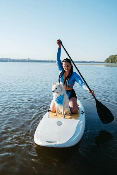 Young Woman Dreads Paddleboarding Her Pet City Lake Snow White — Stock Photo, Image