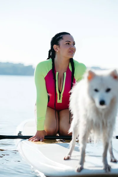 Portrait Young Woman Dreadlocks Swimwear Sitting Sup Board Her Dog — Stock Photo, Image