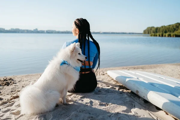 Женщина Локтями Сидящая Пляже Озера Лучшим Другом Породы Собак Японский — стоковое фото