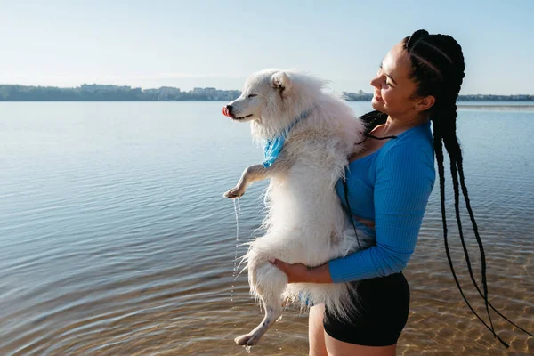 Happy Woman Dreadlocks Holding Hands Her Snow White Dog Japanese — Stock Photo, Image