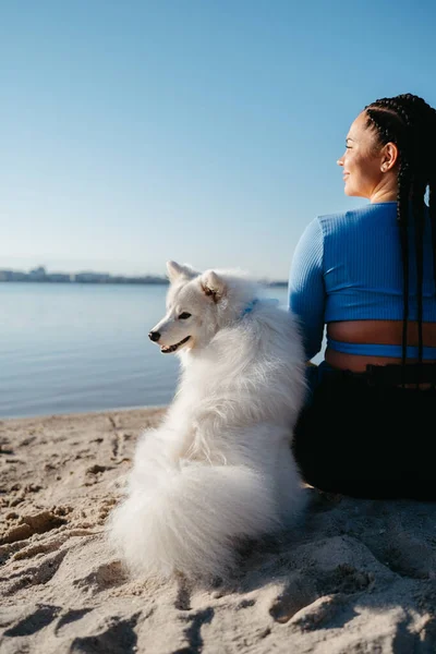 Woman Locs Sitting Beach City Lake Her Best Friend Snow — 스톡 사진