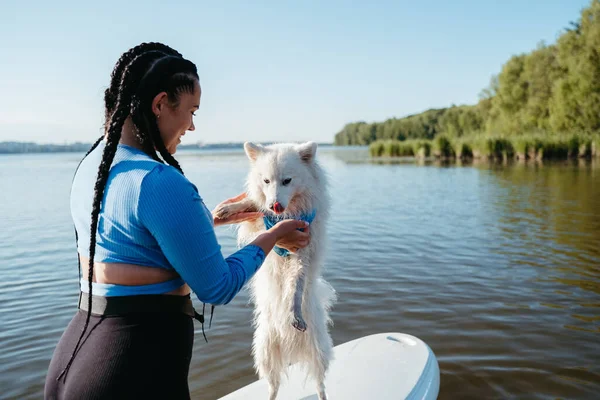 Young Woman Locs Holding Her Pet Japanese Spitz Lake Dog — Stock Photo, Image