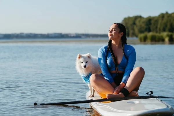 Young Woman Relaxing City Lake While Sitting Sup Board Her — Foto Stock