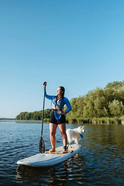 Young Woman Dreadlocks Standing Sup Board While Paddleboarding Her Dog — Fotografia de Stock