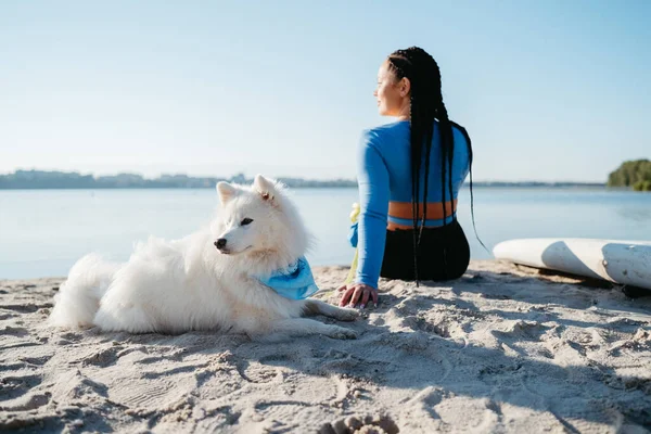 Женщина Замками Сидящая Пляже Озера Лучшим Другом Белоснежка Породы Собак — стоковое фото