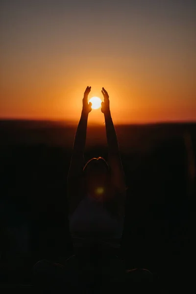 Silhouette Unrecognisable Woman Catching Sun Going Horizon Hands Sunset — Foto de Stock
