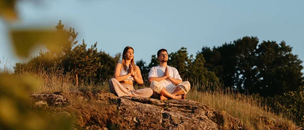 Man Woman Meditating Outdoors While Sitting Rock Young Adult Couple — Fotografia de Stock
