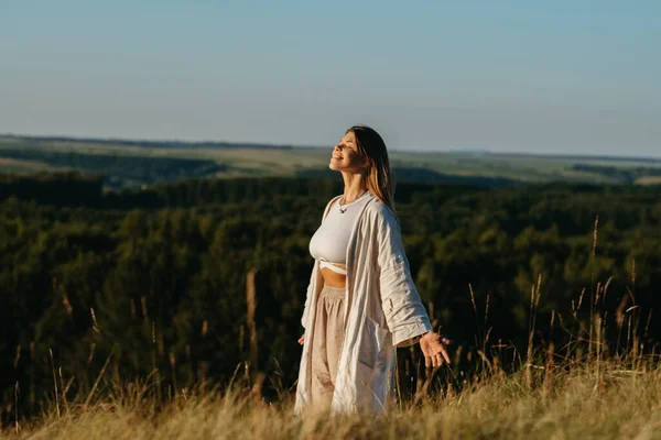 Happy Young Woman Meditating Catching Sunlight Outdoors Sunset Scenic Landscape — Foto de Stock