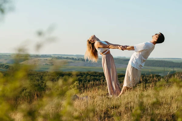 Young Adult Couple Holding Hands Man Woman Practicing Yoga Outdoors — Stok fotoğraf