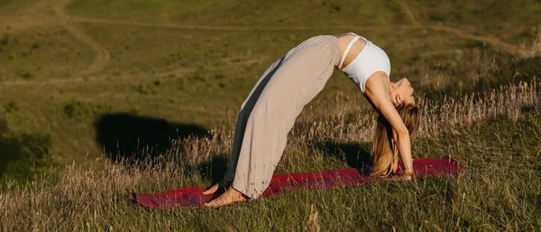 Young Woman Doing Bridge Exercise Yoga Outdoors Beautiful Background — Foto de Stock