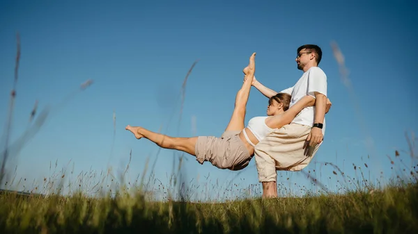Man Woman Dressed Alike Doing Difficult Pose While Practicing Yoga — 스톡 사진