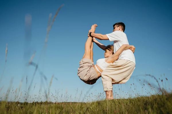 Man Woman Dressed Alike Doing Difficult Pose While Practicing Yoga — Foto de Stock