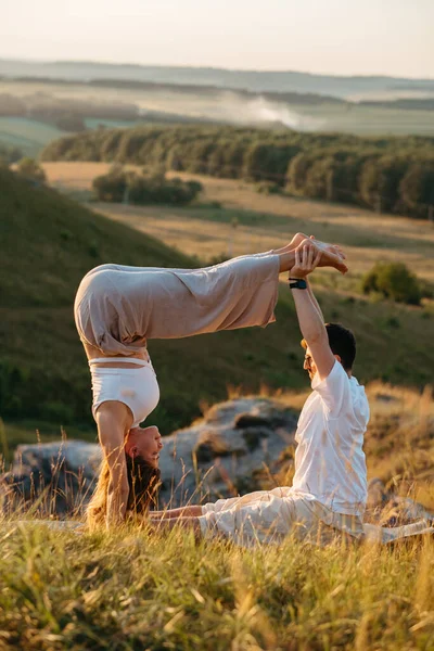 Young Adult Couple Man Woman Practicing Yoga Outdoors Sunset Scenic — Foto de Stock