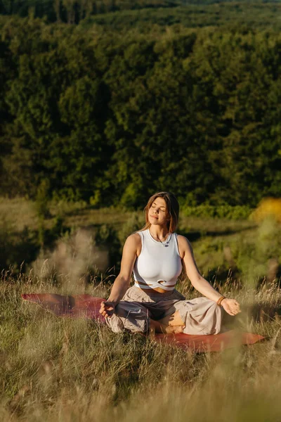 Young Woman Meditating Mat Outdoors Sunset Beautiful Landscape Background — Foto de Stock