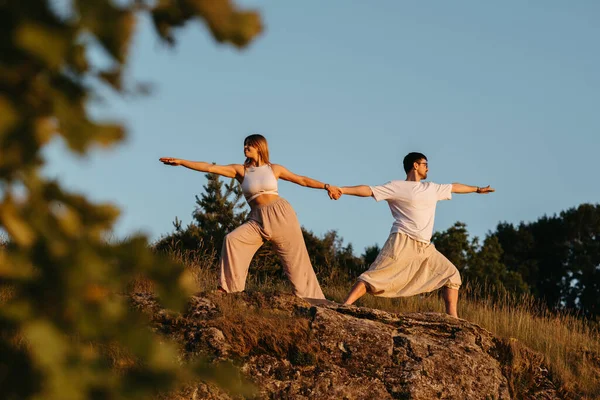 Young Adult Couple Holding Hands Man Woman Practicing Yoga Outdoors — Foto de Stock