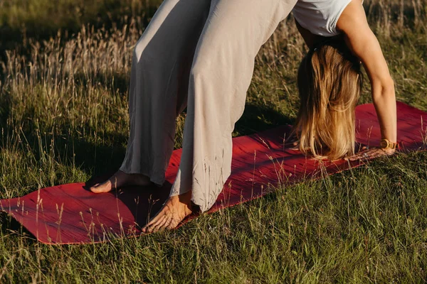 Close Unrecognisable Woman Doing Bridge Exercise Mat Yoga Practice Outdoors — Foto de Stock