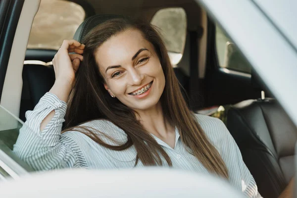 Middle Aged Woman Dental Braces Smiling While Sitting Car — 스톡 사진