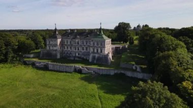 Ukrayna 'nın batısındaki Lviv Oblastı' ndaki Pidhirtsi köyünde bulunan 17. yüzyıldan kalma konut kalesinin hava panoramik görüntüsü, insansız hava aracı geriye uçuyor