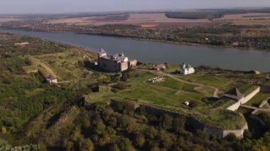 Ukrayna 'daki Dinyester nehrinin kıyısındaki Ortaçağ Khotyn Kalesi' nin hava panoramik görüntüsü, insansız hava aracı ileri uçuyor.