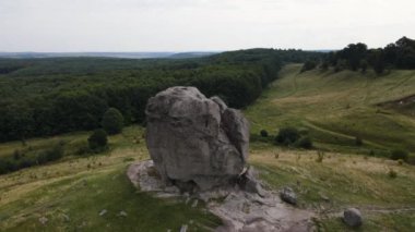Ukrayna 'nın batısındaki Pidkamin' de bulunan dev taşın hava panoramik görüntüsü