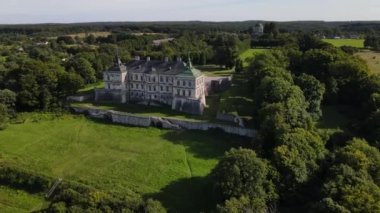 Ukrayna 'nın batısındaki Lviv Oblastı' ndaki Pidhirtsi köyünde bulunan 17. yüzyıldan kalma konut kalesinin hava panoramik görüntüsü, insansız hava aracı ileri uçuyor.