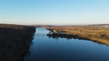 Ternopil 'deki su arenasında hava panoramik görüntüsü, insansız hava aracı ileri uçuyor.