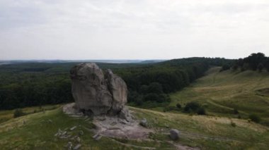 Ukrayna 'nın batısındaki Pidkamin' de bulunan dev taşın hava panoramik görüntüsü, insansız hava aracı ileri uçuyor.