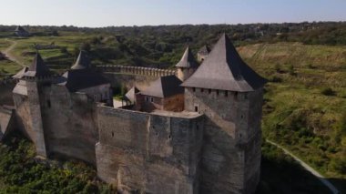 Ukrayna 'daki ortaçağ Khotyn Kalesi' nin çok yakınında bir hava aracı uçuyor.