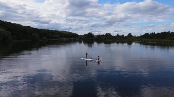 Vue Aérienne Deux Personnes Méconnaissables Nageant Sur Une Planche Pagaie — Video